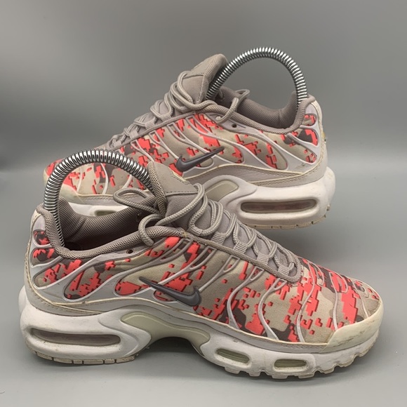 Nike Air Max Plus TN Women’s Gunsmoke Gray Digi Pink Camo Size 6.5 - Picture 2 of 7